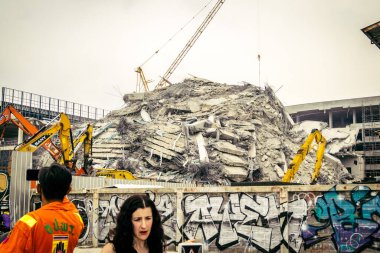 Bangkok, Tayland, 31 Mart 2025 'te Bangkok depremi sonrası yıkılan yüksek binaların inşaatında çalışan kurtarma ekipleri. Birçok kurban hala enkaz altında..