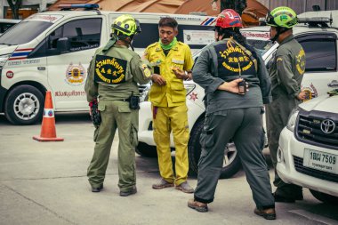 Bangkok, Tayland, 31 Mart 2025 'te Bangkok depremi sonrası yıkılan yüksek binaların inşaatında çalışan kurtarma ekipleri. Birçok kurban hala enkaz altında..