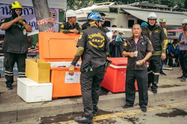 Bangkok, Tayland, 31 Mart 2025 'te Bangkok depremi sonrası yıkılan yüksek binaların inşaatında çalışan kurtarma ekipleri. Birçok kurban hala enkaz altında..