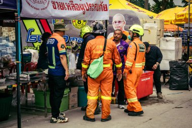 Bangkok, Tayland, 31 Mart 2025 'te Bangkok depremi sonrası yıkılan yüksek binaların inşaatında çalışan kurtarma ekipleri. Birçok kurban hala enkaz altında..