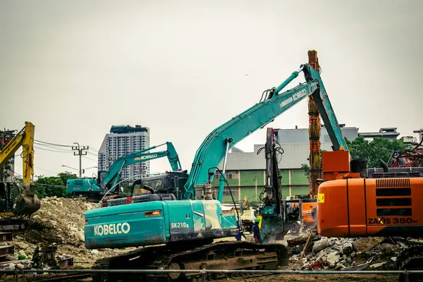 Bangkok, Tayland, 31 Mart 2025 'te Bangkok depremi sonrası yıkılan yüksek binaların inşaatında çalışan kurtarma ekipleri. Birçok kurban hala enkaz altında..