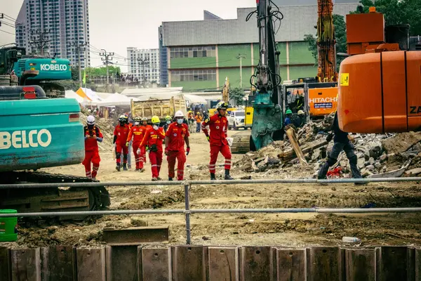 Bangkok, Tayland, 31 Mart 2025 'te Bangkok depremi sonrası yıkılan yüksek binaların inşaatında çalışan kurtarma ekipleri. Birçok kurban hala enkaz altında..