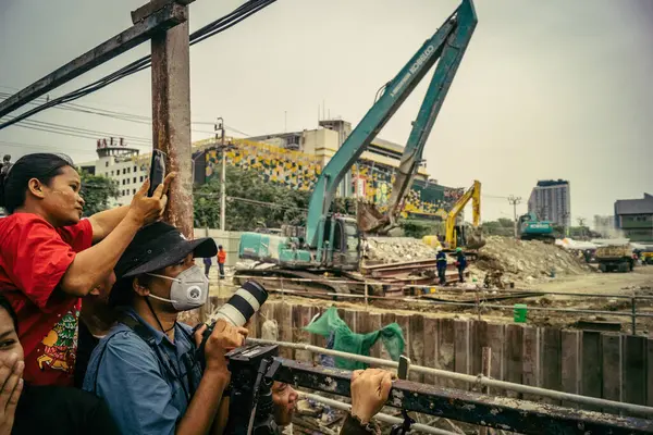 Bangkok, Tayland, 31 Mart 2025 'te Bangkok depremi sonrası yıkılan yüksek binaların inşaatında çalışan kurtarma ekipleri. Birçok kurban hala enkaz altında..