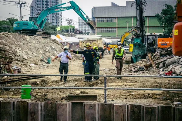 Bangkok, Tayland, 31 Mart 2025 'te Bangkok depremi sonrası yıkılan yüksek binaların inşaatında çalışan kurtarma ekipleri. Birçok kurban hala enkaz altında..