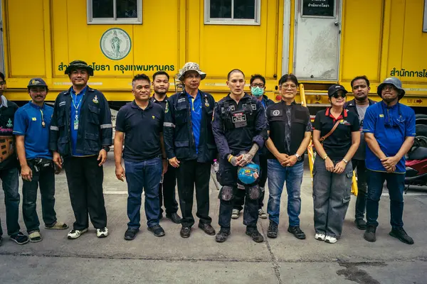 Bangkok, Tayland, 31 Mart 2025 'te Bangkok depremi sonrası yıkılan yüksek binaların inşaatında çalışan kurtarma ekipleri. Birçok kurban hala enkaz altında..