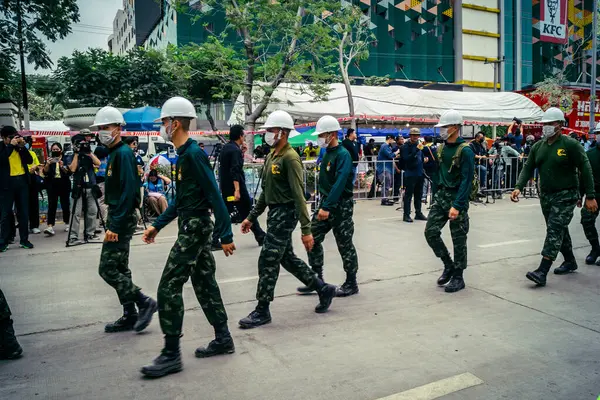 Bangkok, Tayland, 31 Mart 2025 'te Bangkok depremi sonrası yıkılan yüksek binaların inşaatında çalışan kurtarma ekipleri. Birçok kurban hala enkaz altında..