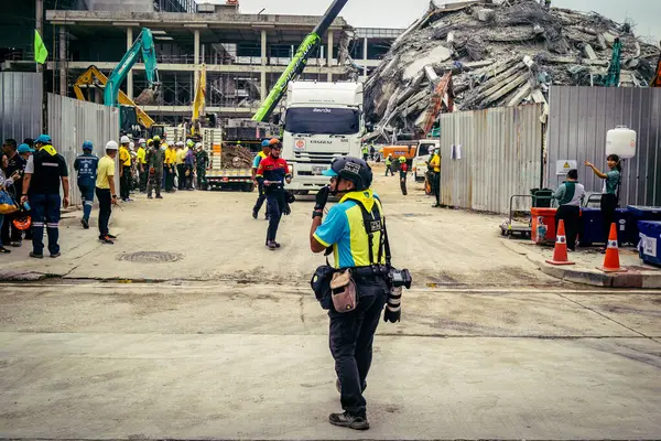 Bangkok, Tayland, 31 Mart 2025 'te Bangkok depremi sonrası yıkılan yüksek binaların inşaatında çalışan kurtarma ekipleri. Birçok kurban hala enkaz altında..