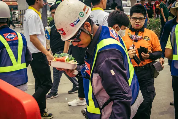Bangkok, Tayland, 31 Mart 2025 'te Bangkok depremi sonrası yıkılan yüksek binaların inşaatında çalışan kurtarma ekipleri. Birçok kurban hala enkaz altında..