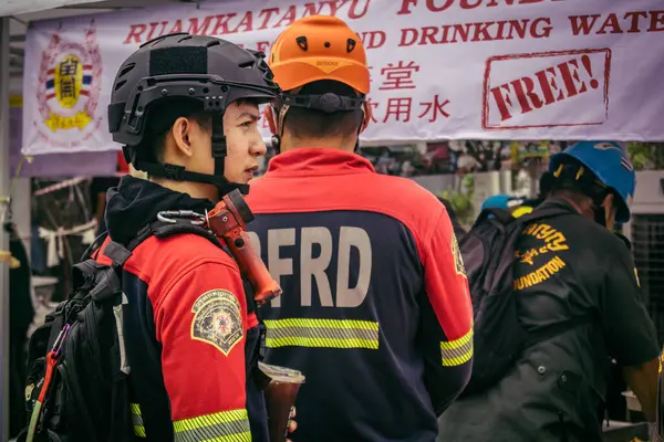 Bangkok, Tayland, 31 Mart 2025 'te Bangkok depremi sonrası yıkılan yüksek binaların inşaatında çalışan kurtarma ekipleri. Birçok kurban hala enkaz altında..