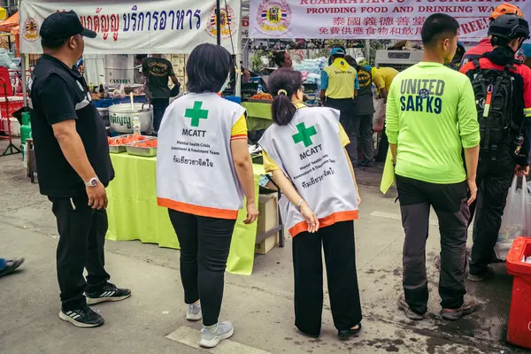 Bangkok, Tayland, 31 Mart 2025 'te Bangkok depremi sonrası yıkılan yüksek binaların inşaatında çalışan kurtarma ekipleri. Birçok kurban hala enkaz altında..