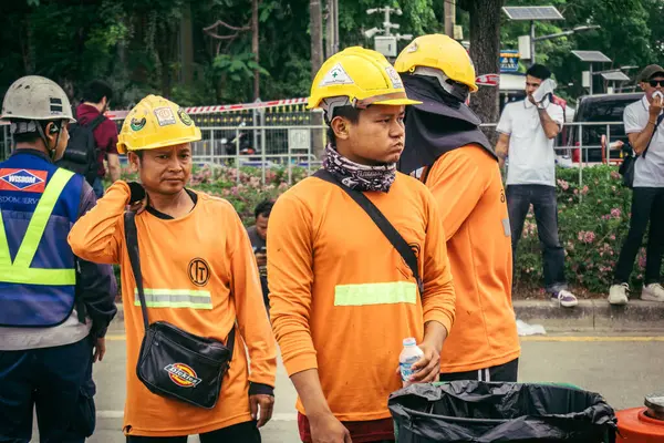 Bangkok, Tayland, 31 Mart 2025 'te Bangkok depremi sonrası yıkılan yüksek binaların inşaatında çalışan kurtarma ekipleri. Birçok kurban hala enkaz altında..