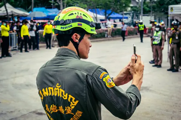 Bangkok, Tayland, 31 Mart 2025 'te Bangkok depremi sonrası yıkılan yüksek binaların inşaatında çalışan kurtarma ekipleri. Birçok kurban hala enkaz altında..