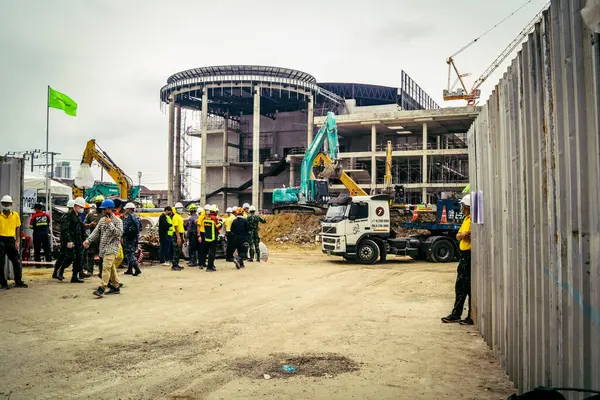 Bangkok, Tayland, 31 Mart 2025 'te Bangkok depremi sonrası yıkılan yüksek binaların inşaatında çalışan kurtarma ekipleri. Birçok kurban hala enkaz altında..
