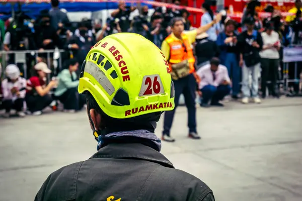 Bangkok, Tayland, 31 Mart 2025 'te Bangkok depremi sonrası yıkılan yüksek binaların inşaatında çalışan kurtarma ekipleri. Birçok kurban hala enkaz altında..