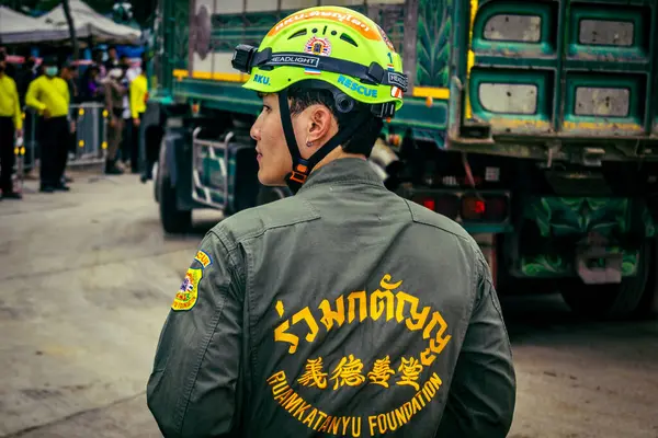 Bangkok, Tayland, 31 Mart 2025 'te Bangkok depremi sonrası yıkılan yüksek binaların inşaatında çalışan kurtarma ekipleri. Birçok kurban hala enkaz altında..