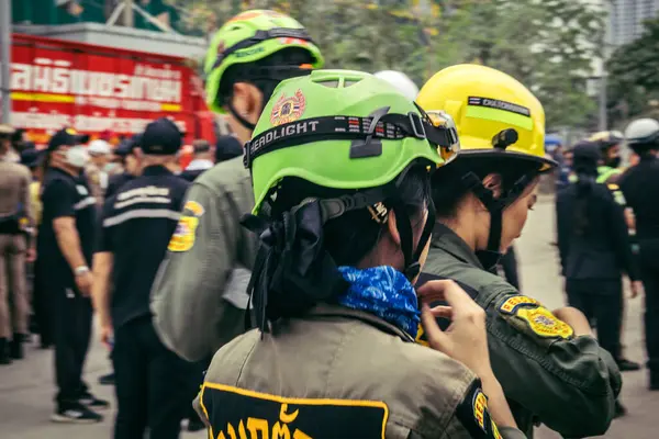 Bangkok, Tayland, 31 Mart 2025 'te Bangkok depremi sonrası yıkılan yüksek binaların inşaatında çalışan kurtarma ekipleri. Birçok kurban hala enkaz altında..
