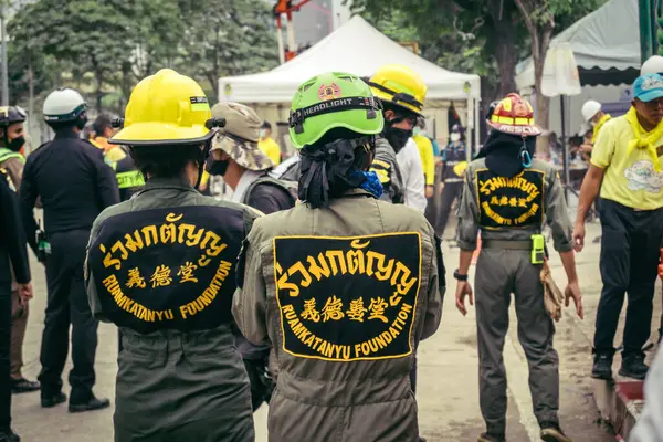 Bangkok, Tayland, 31 Mart 2025 'te Bangkok depremi sonrası yıkılan yüksek binaların inşaatında çalışan kurtarma ekipleri. Birçok kurban hala enkaz altında..