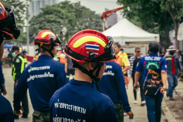 Bangkok, Tayland, 31 Mart 2025 'te Bangkok depremi sonrası yıkılan yüksek binaların inşaatında çalışan kurtarma ekipleri. Birçok kurban hala enkaz altında..