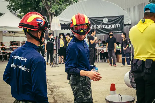 Bangkok, Tayland, 31 Mart 2025 'te Bangkok depremi sonrası yıkılan yüksek binaların inşaatında çalışan kurtarma ekipleri. Birçok kurban hala enkaz altında..