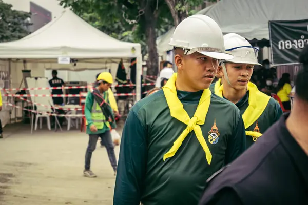 Bangkok, Tayland, 31 Mart 2025 'te Bangkok depremi sonrası yıkılan yüksek binaların inşaatında çalışan kurtarma ekipleri. Birçok kurban hala enkaz altında..