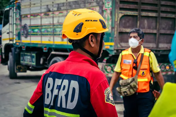 Bangkok, Tayland, 31 Mart 2025 'te Bangkok depremi sonrası yıkılan yüksek binaların inşaatında çalışan kurtarma ekipleri. Birçok kurban hala enkaz altında..