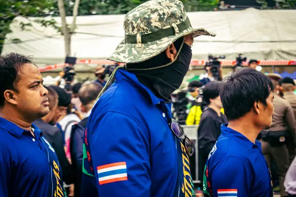 Bangkok, Tayland, 31 Mart 2025 'te Bangkok depremi sonrası yıkılan yüksek binaların inşaatında çalışan kurtarma ekipleri. Birçok kurban hala enkaz altında..