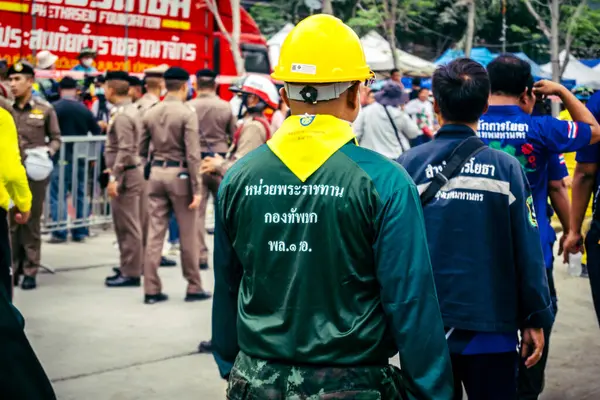 Bangkok, Tayland, 31 Mart 2025 'te Bangkok depremi sonrası yıkılan yüksek binaların inşaatında çalışan kurtarma ekipleri. Birçok kurban hala enkaz altında..