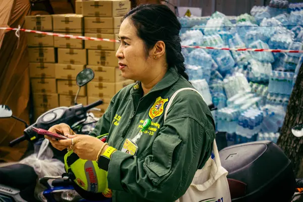 Bangkok, Tayland, 31 Mart 2025 'te Bangkok depremi sonrası yıkılan yüksek binaların inşaatında çalışan kurtarma ekipleri. Birçok kurban hala enkaz altında..