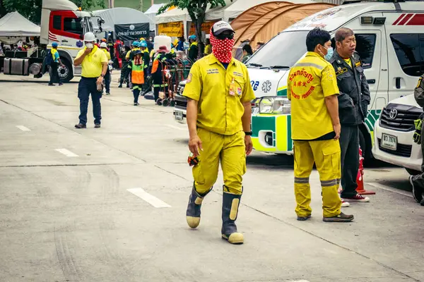 Bangkok, Tayland, 31 Mart 2025 'te Bangkok depremi sonrası yıkılan yüksek binaların inşaatında çalışan kurtarma ekipleri. Birçok kurban hala enkaz altında..