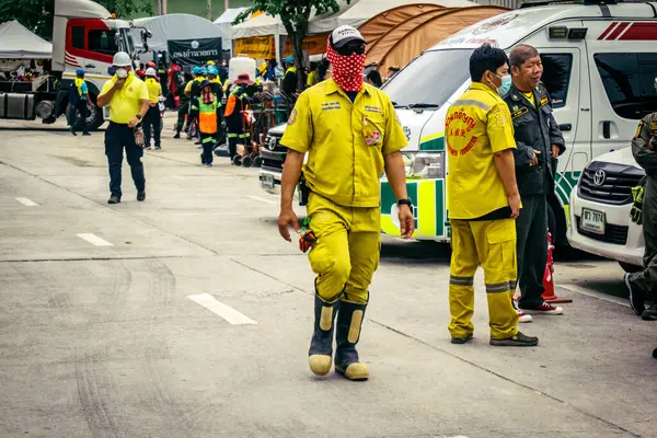 Bangkok, Tayland, 31 Mart 2025 'te Bangkok depremi sonrası yıkılan yüksek binaların inşaatında çalışan kurtarma ekipleri. Birçok kurban hala enkaz altında..