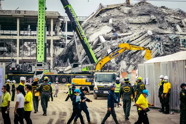 Bangkok, Tayland, 31 Mart 2025 'te Bangkok depremi sonrası yıkılan yüksek binaların inşaatında çalışan kurtarma ekipleri. Birçok kurban hala enkaz altında..