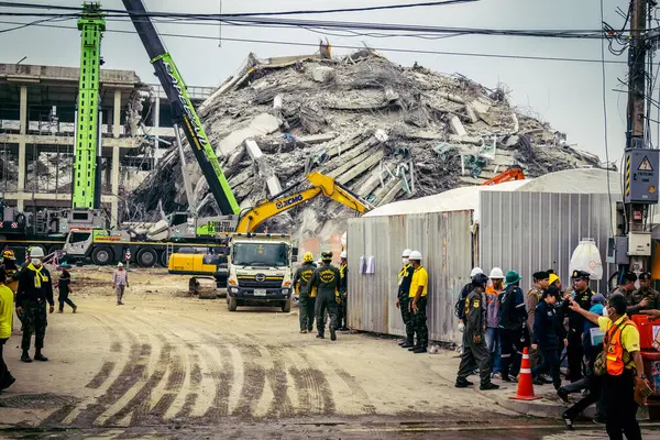 Bangkok, Tayland, 31 Mart 2025 'te Bangkok depremi sonrası yıkılan yüksek binaların inşaatında çalışan kurtarma ekipleri. Birçok kurban hala enkaz altında..