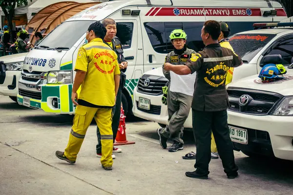 Bangkok, Tayland, 31 Mart 2025 'te Bangkok depremi sonrası yıkılan yüksek binaların inşaatında çalışan kurtarma ekipleri. Birçok kurban hala enkaz altında..