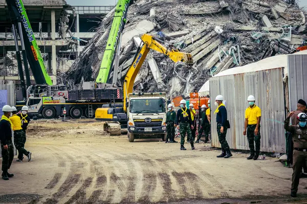 Bangkok, Tayland, 31 Mart 2025 'te Bangkok depremi sonrası yıkılan yüksek binaların inşaatında çalışan kurtarma ekipleri. Birçok kurban hala enkaz altında..