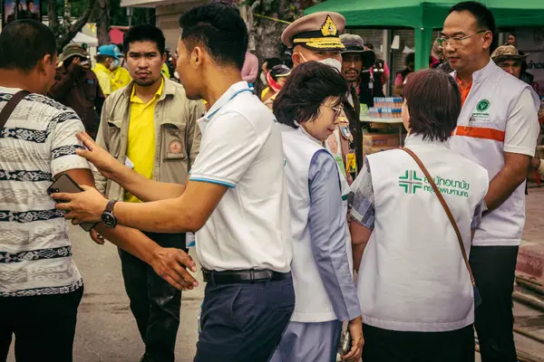 Bangkok, Tayland, 31 Mart 2025 'te Bangkok depremi sonrası yıkılan yüksek binaların inşaatında çalışan kurtarma ekipleri. Birçok kurban hala enkaz altında..