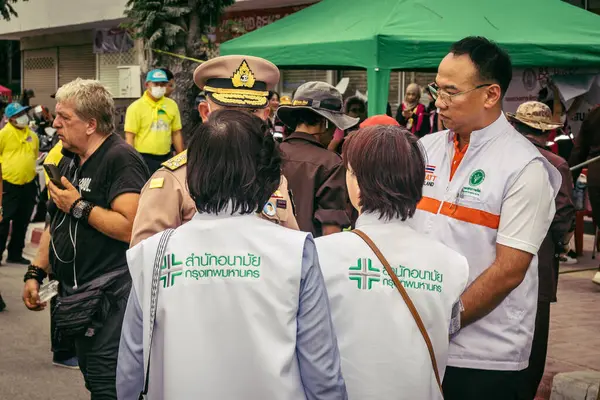 Bangkok, Tayland, 31 Mart 2025 'te Bangkok depremi sonrası yıkılan yüksek binaların inşaatında çalışan kurtarma ekipleri. Birçok kurban hala enkaz altında..