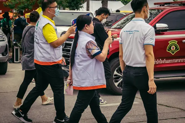 Bangkok, Tayland, 31 Mart 2025 'te Bangkok depremi sonrası yıkılan yüksek binaların inşaatında çalışan kurtarma ekipleri. Birçok kurban hala enkaz altında..