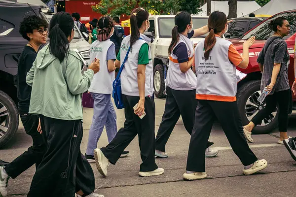 Bangkok, Tayland, 31 Mart 2025 'te Bangkok depremi sonrası yıkılan yüksek binaların inşaatında çalışan kurtarma ekipleri. Birçok kurban hala enkaz altında..