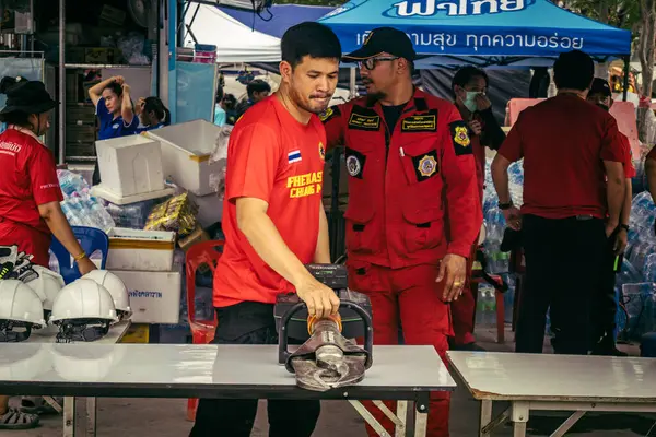 Bangkok, Tayland, 31 Mart 2025 'te Bangkok depremi sonrası yıkılan yüksek binaların inşaatında çalışan kurtarma ekipleri. Birçok kurban hala enkaz altında..