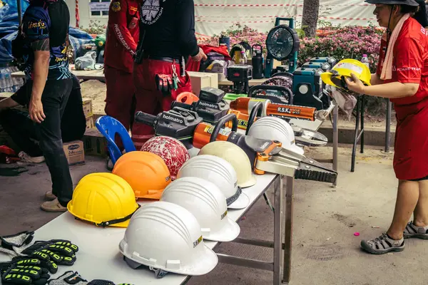 Bangkok, Tayland, 31 Mart 2025 'te Bangkok depremi sonrası yıkılan yüksek binaların inşaatında çalışan kurtarma ekipleri. Birçok kurban hala enkaz altında..