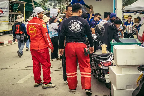 Bangkok, Tayland, 31 Mart 2025 'te Bangkok depremi sonrası yıkılan yüksek binaların inşaatında çalışan kurtarma ekipleri. Birçok kurban hala enkaz altında..