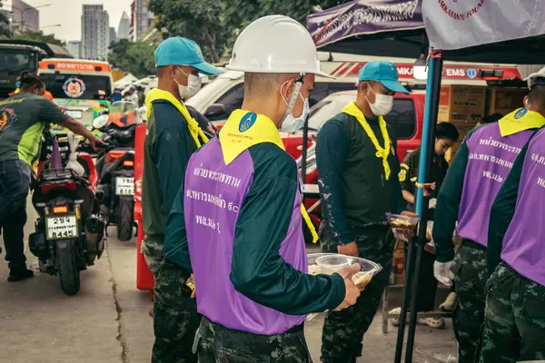 Bangkok, Tayland, 31 Mart 2025 'te Bangkok depremi sonrası yıkılan yüksek binaların inşaatında çalışan kurtarma ekipleri. Birçok kurban hala enkaz altında..
