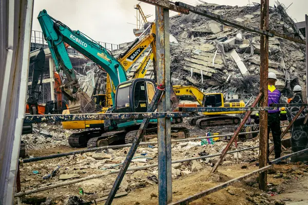 Bangkok, Tayland, 31 Mart 2025 'te Bangkok depremi sonrası yıkılan yüksek binaların inşaatında çalışan kurtarma ekipleri. Birçok kurban hala enkaz altında..