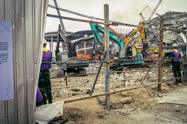 Bangkok, Tayland, 31 Mart 2025 'te Bangkok depremi sonrası yıkılan yüksek binaların inşaatında çalışan kurtarma ekipleri. Birçok kurban hala enkaz altında..