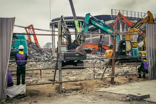 Bangkok, Tayland, 31 Mart 2025 'te Bangkok depremi sonrası yıkılan yüksek binaların inşaatında çalışan kurtarma ekipleri. Birçok kurban hala enkaz altında..
