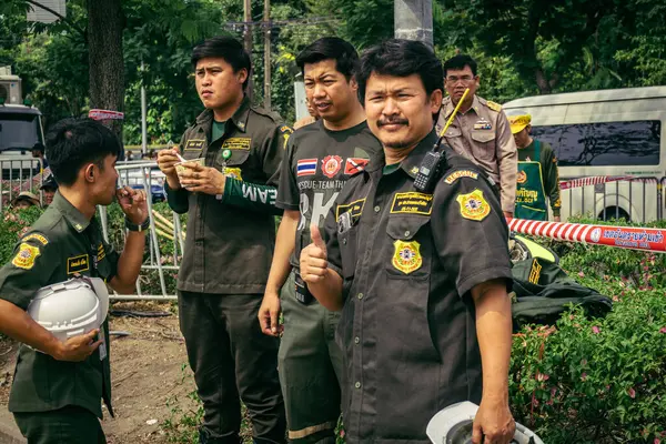 Bangkok, Tayland, 31 Mart 2025 'te Bangkok depremi sonrası yıkılan yüksek binaların inşaatında çalışan kurtarma ekipleri. Birçok kurban hala enkaz altında..