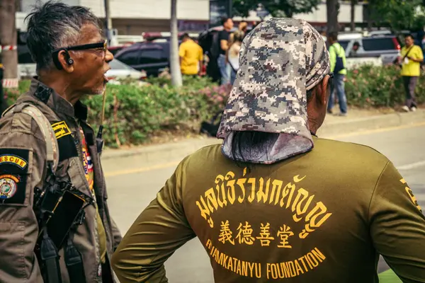 Bangkok, Tayland, 31 Mart 2025 'te Bangkok depremi sonrası yıkılan yüksek binaların inşaatında çalışan kurtarma ekipleri. Birçok kurban hala enkaz altında..