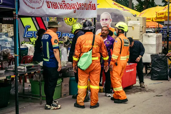 Bangkok, Tayland, 31 Mart 2025 'te Bangkok depremi sonrası yıkılan yüksek binaların inşaatında çalışan kurtarma ekipleri. Birçok kurban hala enkaz altında..