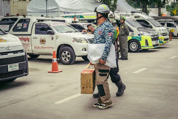 Bangkok, Tayland, 31 Mart 2025 'te Bangkok depremi sonrası yıkılan yüksek binaların inşaatında çalışan kurtarma ekipleri. Birçok kurban hala enkaz altında..