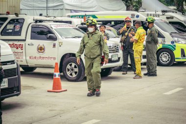 Bangkok, Tayland, 31 Mart 2025 'te Bangkok depremi sonrası yıkılan yüksek binaların inşaatında çalışan kurtarma ekipleri. Birçok kurban hala enkaz altında..